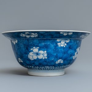 Een Chinese blauw-witte klapmuts kom met decor van prunus op gebroken ijs, Kangxi — foto 4