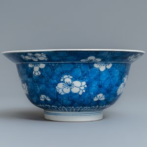 Een Chinese blauw-witte klapmuts kom met decor van prunus op gebroken ijs, Kangxi — foto 5