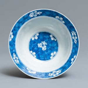 Een Chinese blauw-witte klapmuts kom met decor van prunus op gebroken ijs, Kangxi — foto 6