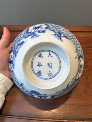 Een Chinese blauw-witte 'klapmuts' kom met een moordscène, Chenghua merk, Kangxi — foto 11