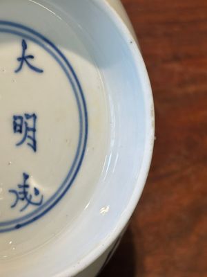 Een Chinese blauw-witte 'klapmuts' kom met een moordscène, Chenghua merk, Kangxi — foto 15