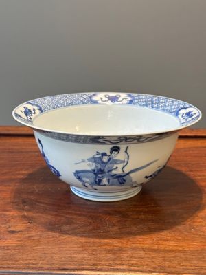 Een Chinese blauw-witte 'klapmuts' kom met een moordscène, Chenghua merk, Kangxi — foto 2