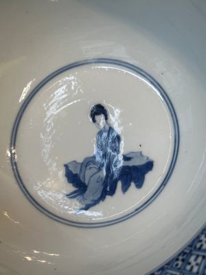 Een Chinese blauw-witte 'klapmuts' kom met een moordscène, Chenghua merk, Kangxi — foto 7