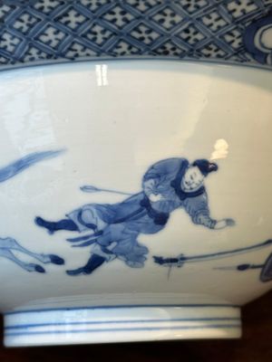 Een Chinese blauw-witte 'klapmuts' kom met een moordscène, Chenghua merk, Kangxi — foto 9