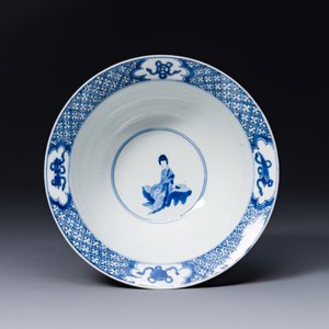 Een Chinese blauw-witte 'klapmuts' kom met een moordscène, Chenghua merk, Kangxi — foto 4