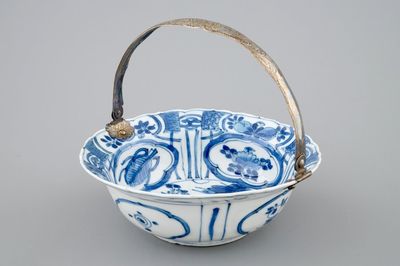 Een Chinese blauw-witte klapmuts kom met een salamander en zilveren hengsel, Wanli, 1573-1619