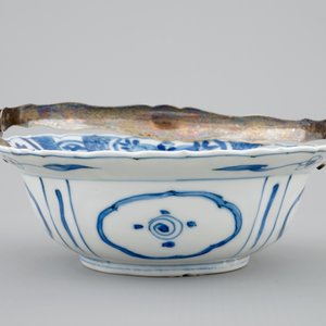 Een Chinese blauw-witte klapmuts kom met een salamander en zilveren hengsel, Wanli, 1573-1619 — foto 3