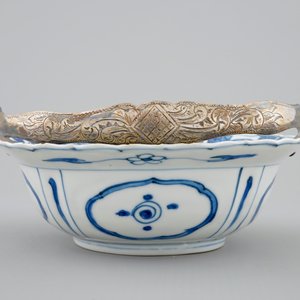 Een Chinese blauw-witte klapmuts kom met een salamander en zilveren hengsel, Wanli, 1573-1619 — foto 5