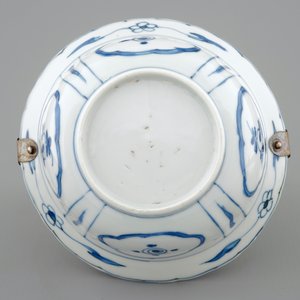 Een Chinese blauw-witte klapmuts kom met een salamander en zilveren hengsel, Wanli, 1573-1619 — foto 7