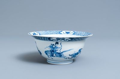 Een Chinese blauw-witte klapmuts kom met een strijdscène, Chenghua merk, Kangxi