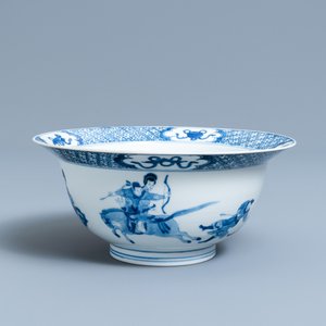 Een Chinese blauw-witte klapmuts kom met een strijdscène, Chenghua merk, Kangxi — foto 1