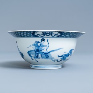 Een Chinese blauw-witte klapmuts kom met een strijdscène, Chenghua merk, Kangxi — foto 2
