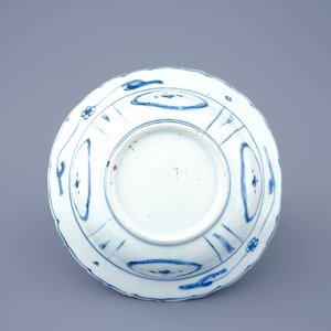 Een Chinese blauw-witte klapmuts kom met een vogel, Wanli, 1573-1619 — foto 3