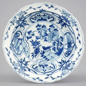 Een Chinese blauw-witte klapmuts kom met een vogel, Wanli, 1573-1619 — foto 1