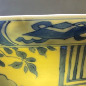 Een Chinese blauw-witte klapmutskom, Kangxi merk en periode — foto 9
