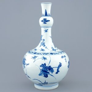 Een Chinese blauw-witte knobbelvaas met floraal decor, Transitie periode, 1620-1683 — foto 1