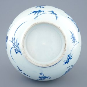 Een Chinese blauw-witte knobbelvaas met floraal decor, Transitie periode, 1620-1683 — foto 2