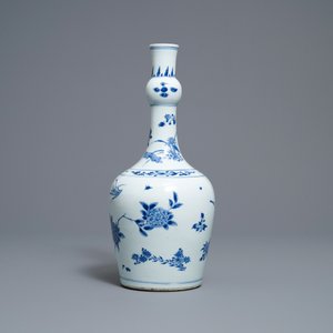 Een Chinese blauw-witte knobbelvaas met floraal decor, Transitie periode — foto 2