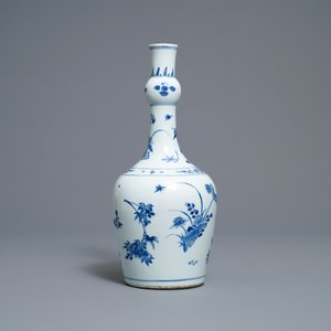Een Chinese blauw-witte knobbelvaas met floraal decor, Transitie periode — foto 3