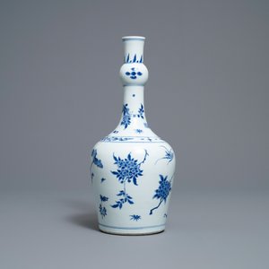 Een Chinese blauw-witte knobbelvaas met floraal decor, Transitie periode — foto 4
