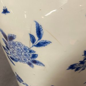 Een Chinese blauw-witte knobbelvaas met floraal decor, Transitie periode — foto 8