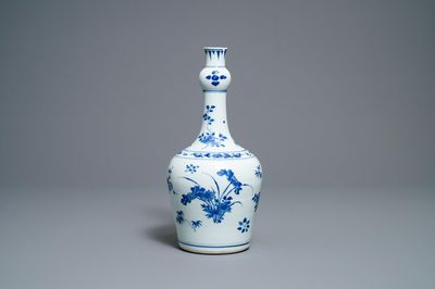 Een Chinese blauw-witte knobbelvaas met floraal decor, Transitie periode