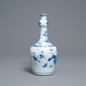 Een Chinese blauw-witte knobbelvaas met floraal decor, Transitie periode — foto 4