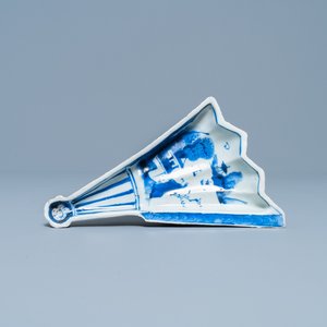 Een Chinese blauw-witte ko-sometsuke schotel in de vorm van een waaier voor de Japanse markt, Tianqi/Chongzhen — foto 1