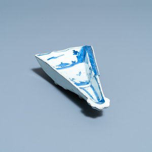 Een Chinese blauw-witte ko-sometsuke schotel in de vorm van een waaier voor de Japanse markt, Tianqi/Chongzhen — foto 1