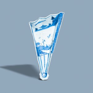 Een Chinese blauw-witte ko-sometsuke schotel in de vorm van een waaier voor de Japanse markt, Tianqi/Chongzhen — foto 2