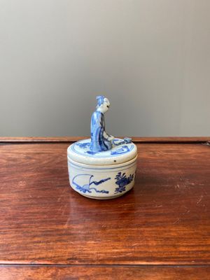 Een Chinese blauw-witte ko-sometsuke wierookbrander voor de Japanse markt met een pijproker op het deksel, Transitie periode — foto 4