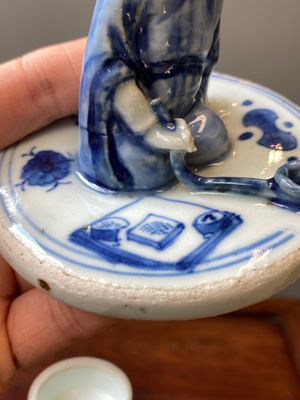 Een Chinese blauw-witte ko-sometsuke wierookbrander voor de Japanse markt met een pijproker op het deksel, Transitie periode — foto 8