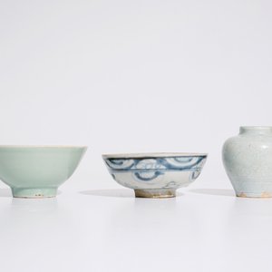 Een Chinese blauw-witte kom, een celadon kom en een onderglazuurdecor celadon vaasje, Ming en 19e eeuw — foto 3