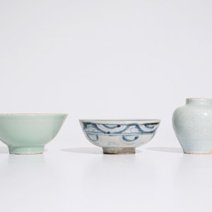 Een Chinese blauw-witte kom, een celadon kom en een onderglazuurdecor celadon vaasje, Ming en 19e eeuw — foto 4