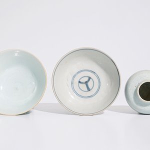 Een Chinese blauw-witte kom, een celadon kom en een onderglazuurdecor celadon vaasje, Ming en 19e eeuw — foto 6