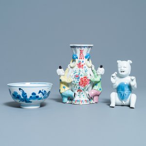 Een Chinese blauw-witte kom, een figuur van een jongen en een famille rose wandvaas, Kangxi/Qianlong — foto 1