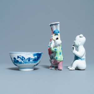 Een Chinese blauw-witte kom, een figuur van een jongen en een famille rose wandvaas, Kangxi/Qianlong — foto 3