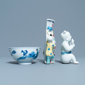 Een Chinese blauw-witte kom, een figuur van een jongen en een famille rose wandvaas, Kangxi/Qianlong — foto 5