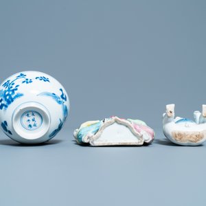 Een Chinese blauw-witte kom, een figuur van een jongen en een famille rose wandvaas, Kangxi/Qianlong — foto 7