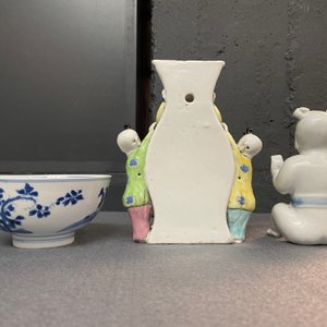 Een Chinese blauw-witte kom, een figuur van een jongen en een famille rose wandvaas, Kangxi/Qianlong — foto 9
