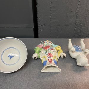 Een Chinese blauw-witte kom, een figuur van een jongen en een famille rose wandvaas, Kangxi/Qianlong — foto 10