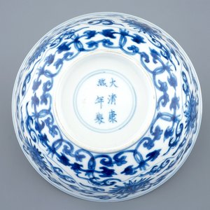 Een Chinese blauw-witte kom in Ming-stijl, Kangxi merk en periode — foto 3