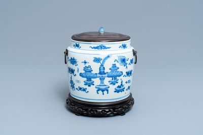 Een Chinese blauw-witte kom met antiquiteiten, Kangxi