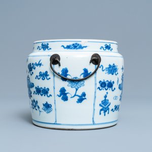 Een Chinese blauw-witte kom met antiquiteiten, Kangxi — foto 3
