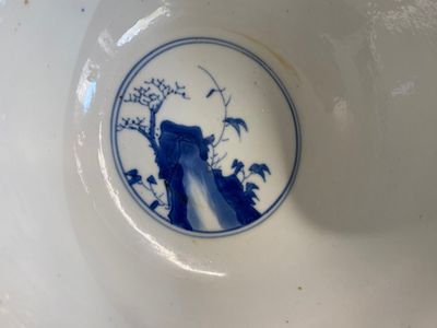Een Chinese blauw-witte kom met bloesemdecor, Chenghua merk, Kangxi — foto 2
