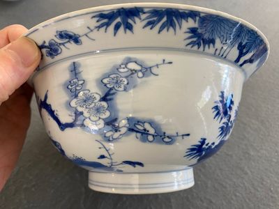 Een Chinese blauw-witte kom met bloesemdecor, Chenghua merk, Kangxi — foto 6