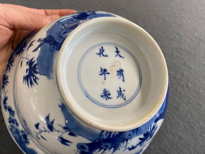 Een Chinese blauw-witte kom met bloesemdecor, Chenghua merk, Kangxi — foto 7