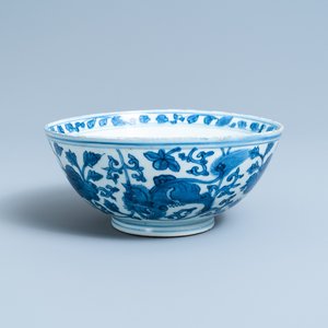 Een Chinese blauw-witte kom met boeddhistische leeuwen, Chenghua merk, Jiajing/Wanli — foto 1