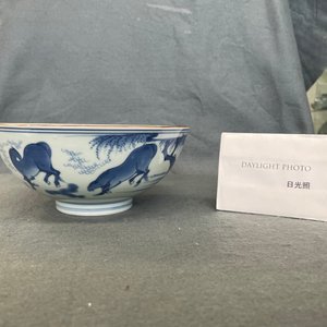 Een Chinese blauw-witte kom met de 'Acht paarden van Mu Wang', Jiajing merk, Kangxi — foto 8