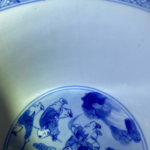 Een Chinese blauw-witte kom met decor van figuren in een landschap, Kangxi merk en periode — foto 11